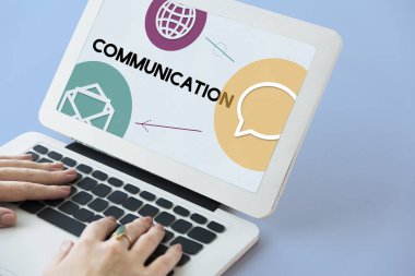 Dizüstü bilgisayarda yazan kadın klavyesi