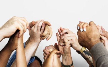 İnsanlar el ele tutusun