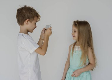 Çocuklar fotoğraf çekmek üstünde smartphone