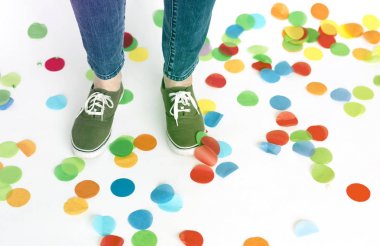 Konfeti katta ve bacaklar 