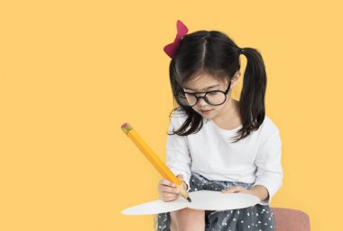 Kız büyük kalemle yazma