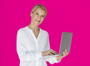 Dizüstü bilgisayar kullanan kadın