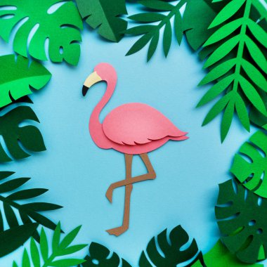yaprakları ve origami pembe flamingo