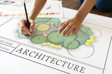 Kağıt afiş üzerinde yazma eller