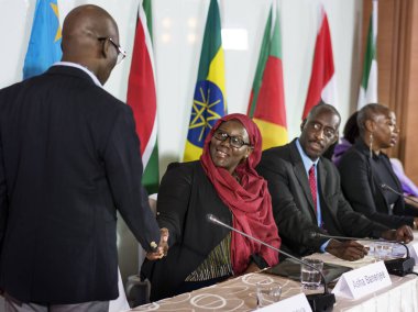 Çok etnik gruptan oluşan iş adamları el sıkışan