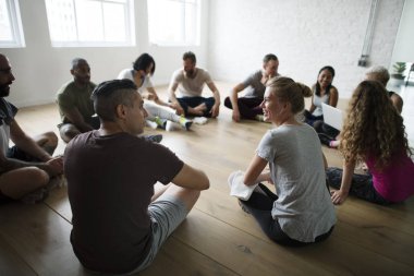 katta oturan insanlar 