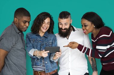 Arkadaşlar dijital aygıt kullanarak