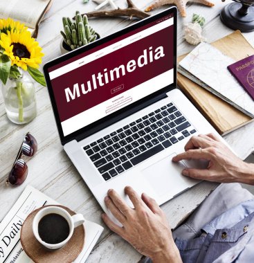 dizüstü bilgisayar c üzerinde çalışan adam