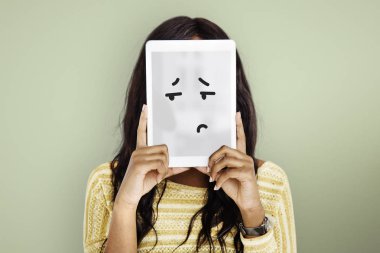 Dijital tablet kapsayan yüz tutan kadın