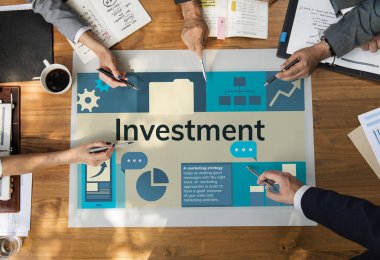 Eller iş adamları tablo üzerinde 