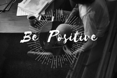 masada oturan insanlar