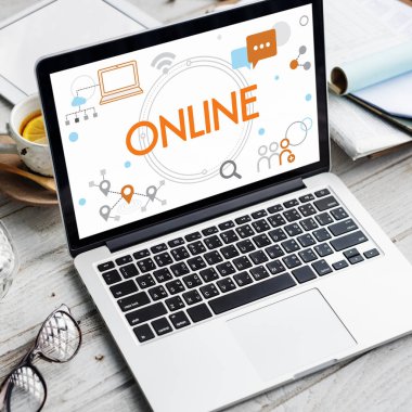 ahşap masa üstünde açılan laptop