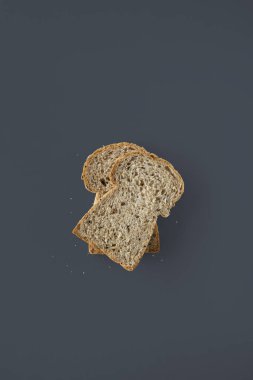 kahverengi ekmek dilimleri