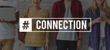 Arkadaşlar dijital cihazlar kullanarak