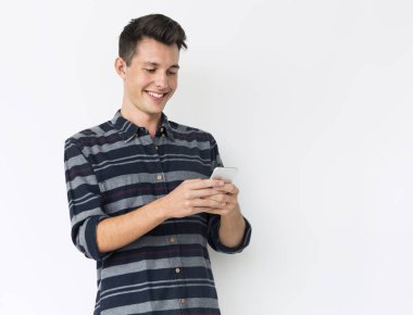 Cep telefonu kullanan adam