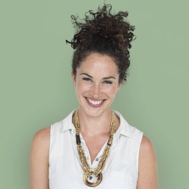 Stüdyo gülümseyen içinde kıvırcık saçlı kadın