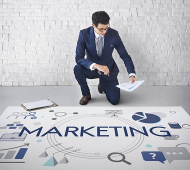 beyin fırtınası ve belge kağıtları tutan işadamı