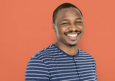 Afrikalı genç gülümseyen