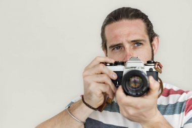 fotoğrafçı adam kamera ile