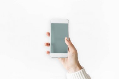 El ele tutuşan cep telefonu