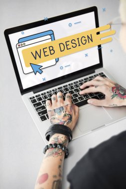 Dizüstü bilgisayarda yazı yazan kadın elleri 