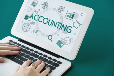 Dizüstü bilgisayarda yazan kadın klavyesi