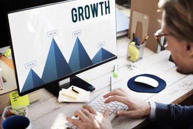 bilgisayara karşı oturan adam