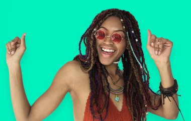 Kadın gülümsüyor ve stüdyoda dans