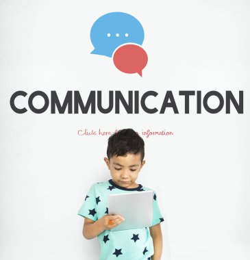 Dijital Tablet tutan çocuk