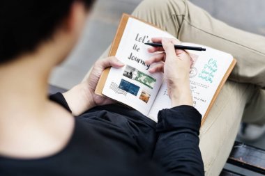 adam günlük seyahat kitap yazma 