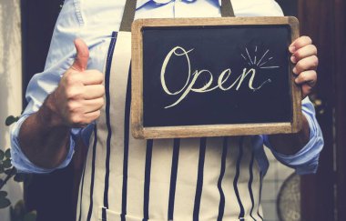 Adam Holding açık işareti