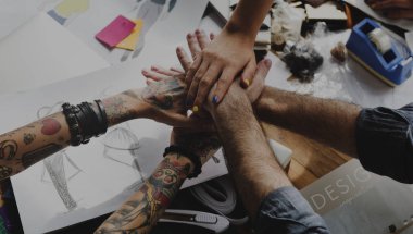 insanlar el ele tutusun kısmi görünümünü