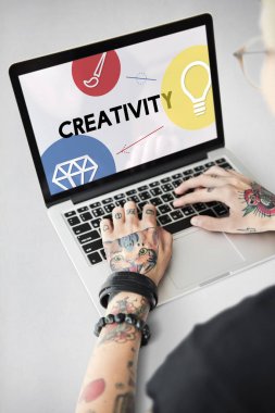 Dizüstü bilgisayarda yazı yazan kadın elleri 