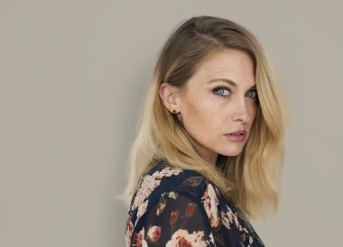 Sarışın kadın stüdyoda poz