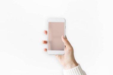 El ele tutuşan cep telefonu