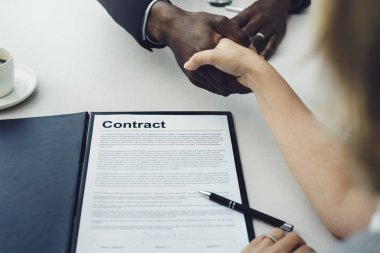 İş Adamları Tokalaşıyor