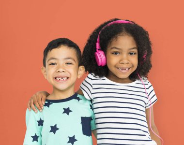 çok ırklı çocuklar sarılma