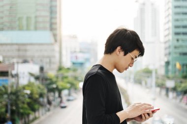 Akıllı telefon kullanan adam