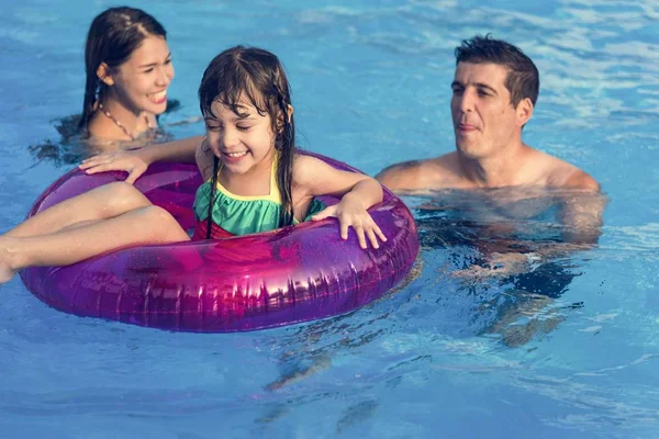 Familia feliz en la piscina — Foto de Stock