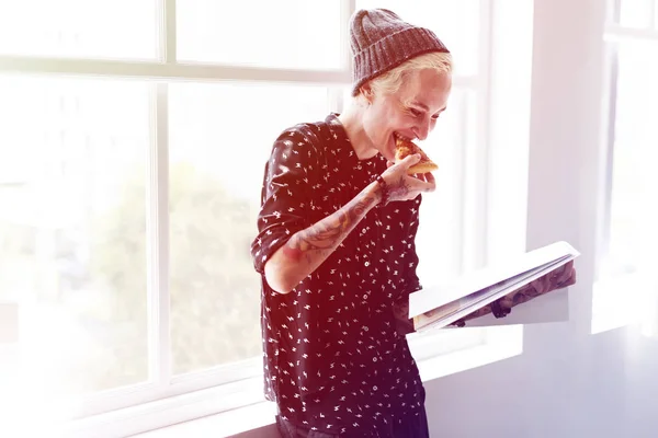 Hipster vrouw pizza eten — Stockfoto
