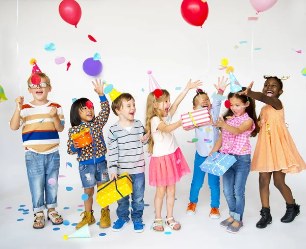 Bambini sulla festa di compleanno — Foto Stock