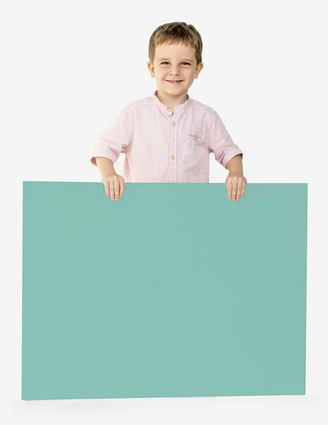Маленький хлопчик тримає рекламний щит — стокове фото