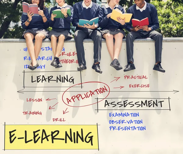 Diversity students reading books — Stock Photo, Image