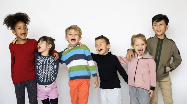 Amigos de clase sonrientes — Foto de Stock