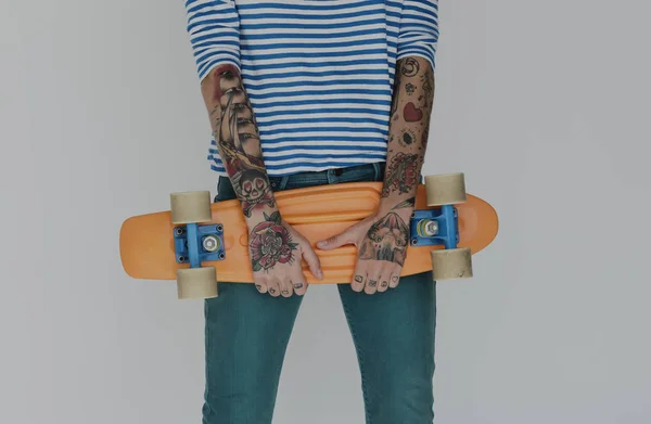 Donna che tiene Skateboard — Foto Stock