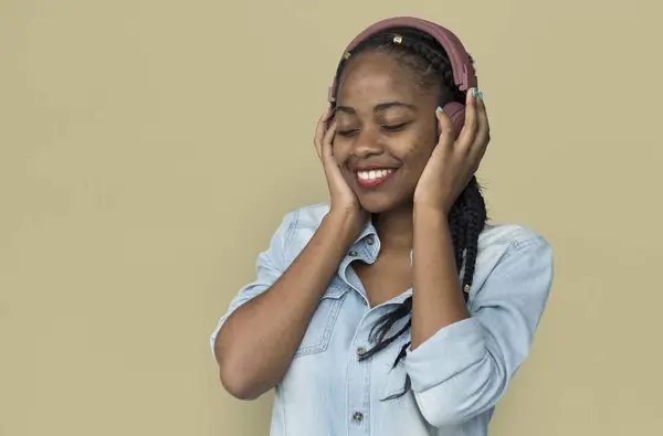 African american vrouw met hoofdtelefoon — Stockfoto