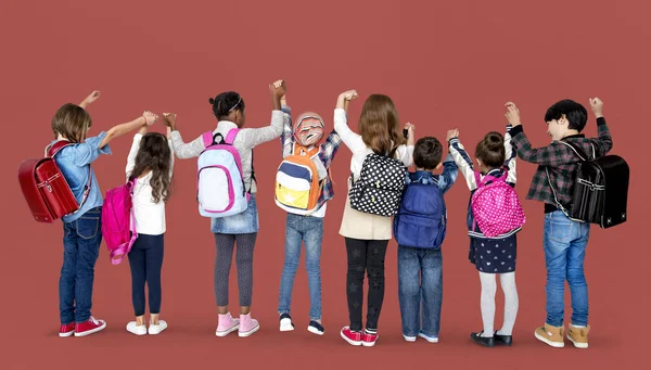 Diversidade crianças com sacos — Fotografia de Stock