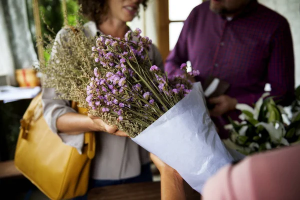 Pessoas comprando flores em Flower Shop — Fotografia de Stock