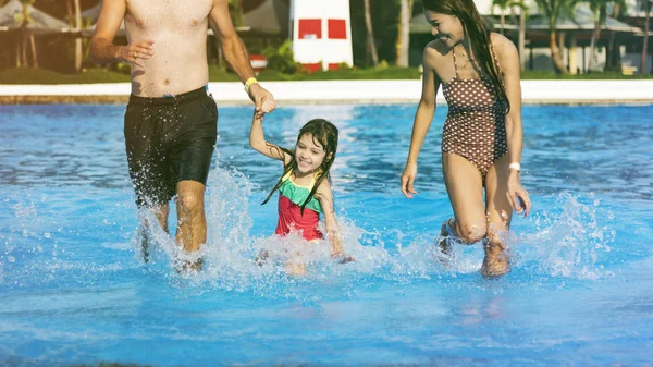 Mädchen hat Spaß im Schwimmbad — Stockfoto