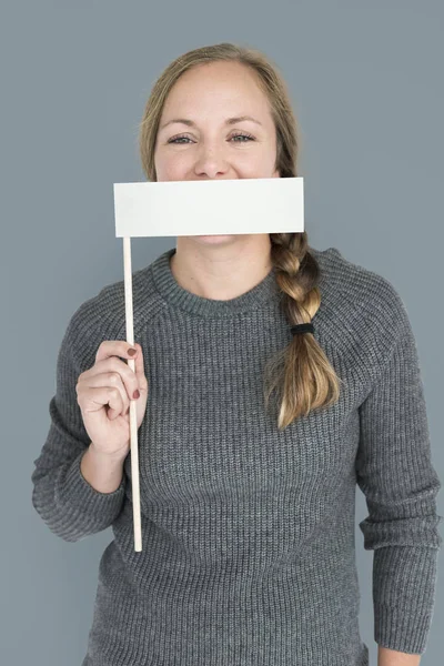 Mulher caucasiana segurando bandeira de papel — Fotografia de Stock